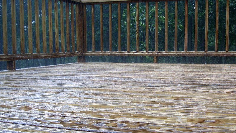 rain-beading-treated-deck-wood.jpg