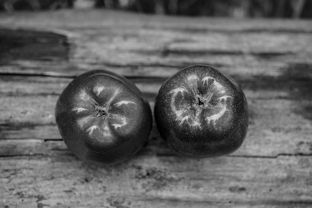 grayscale-apples.jpg